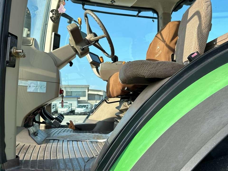 John Deere 7230R Photo 11