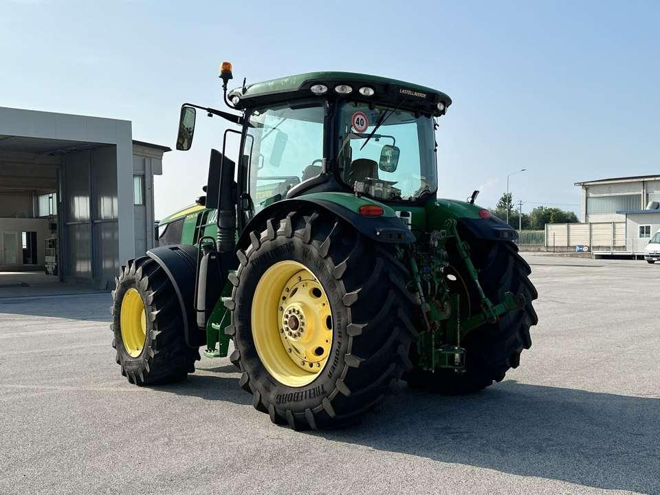 John Deere 7230R Photo 3