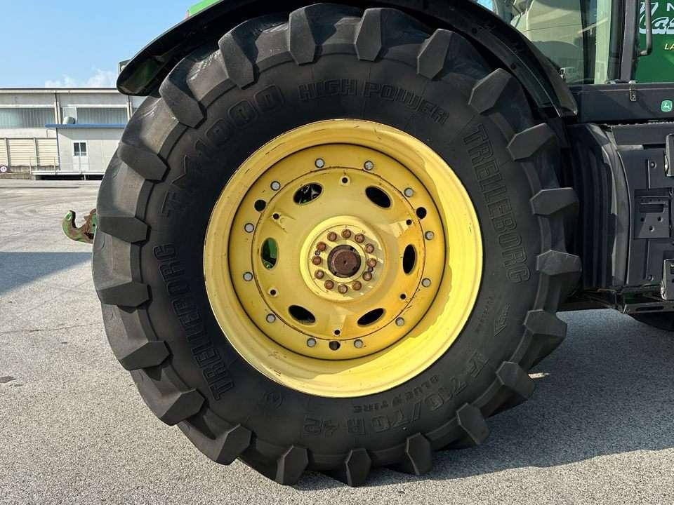 John Deere 7230R Photo 4