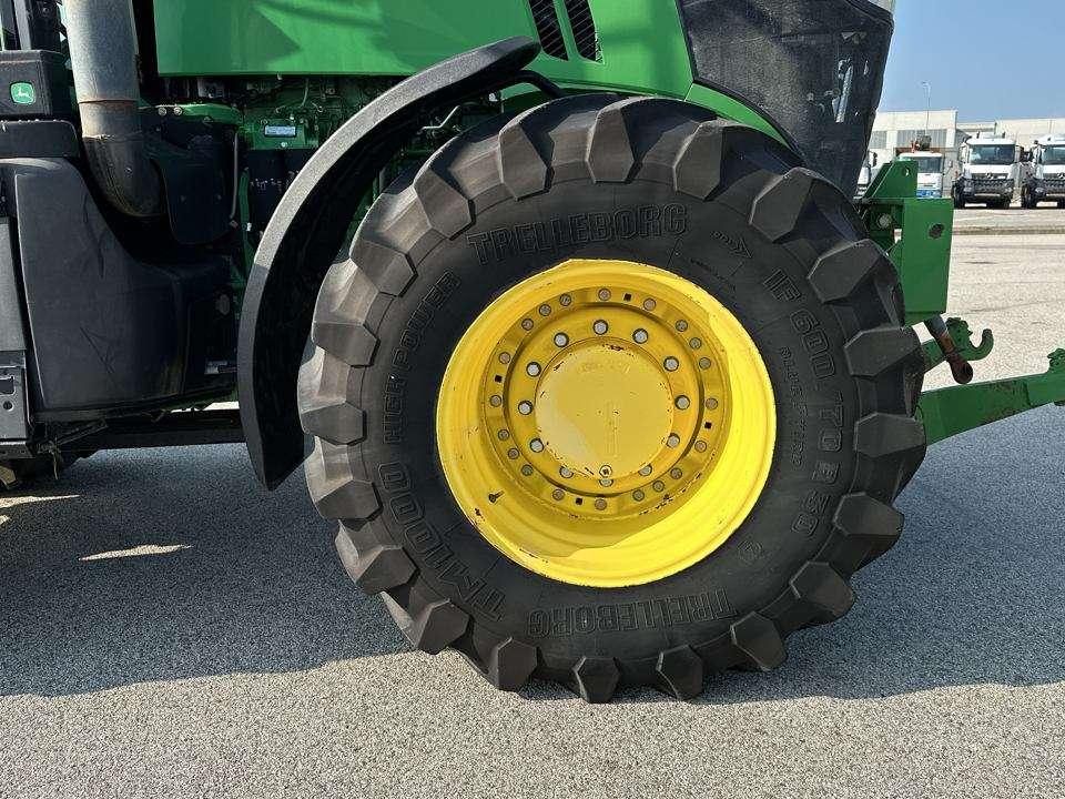 John Deere 7230R Photo 5