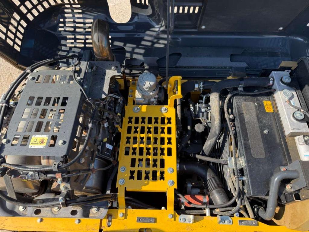 Komatsu PC210 Photo 15
