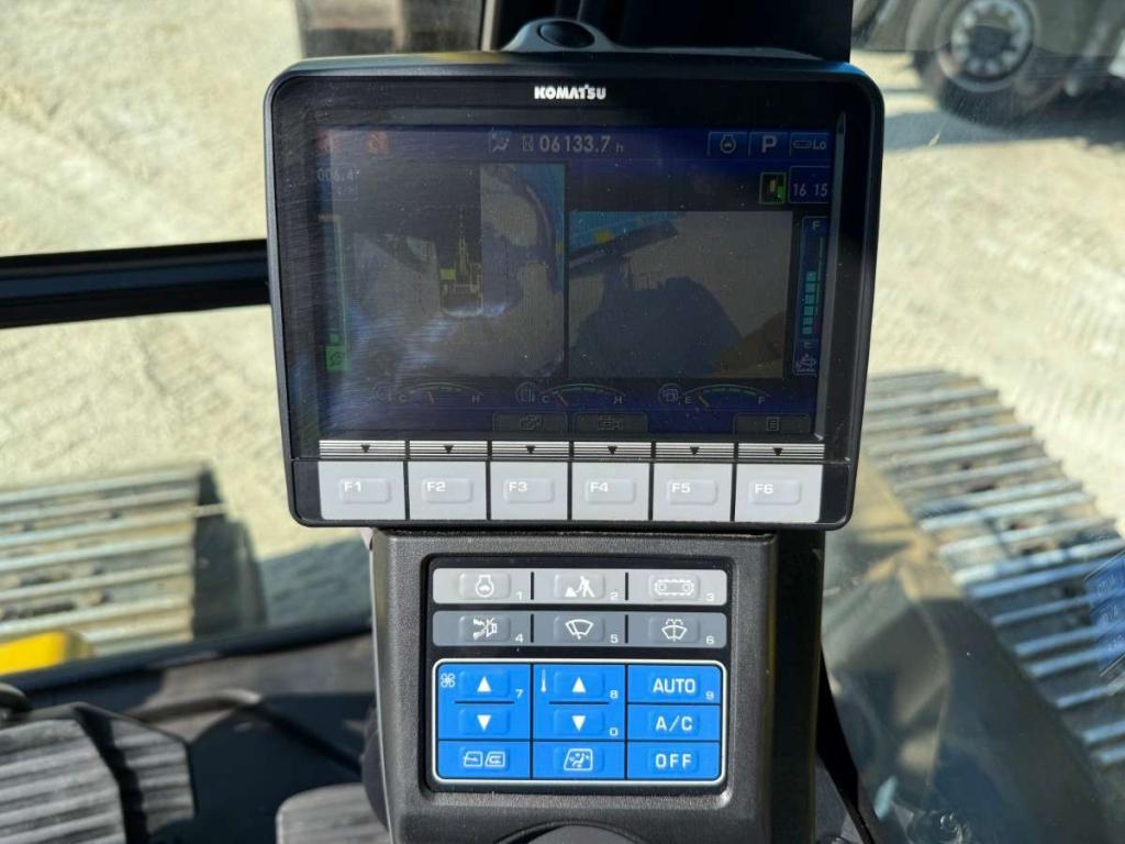 Komatsu PC210 Photo 19