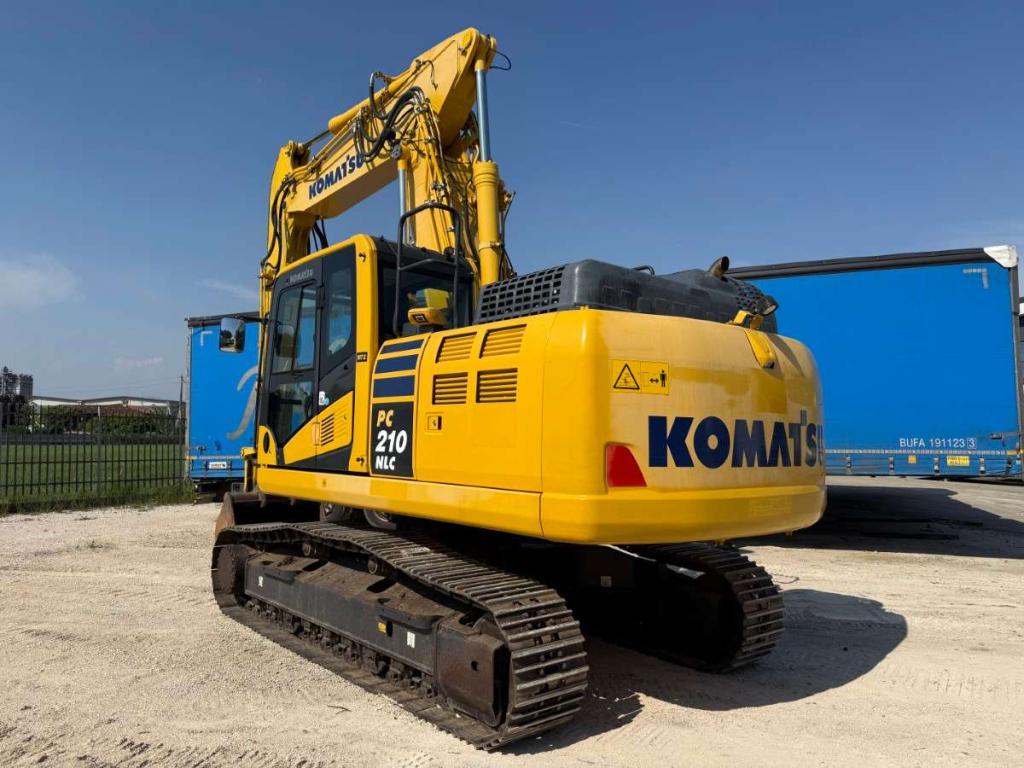 Komatsu PC210 Photo 3