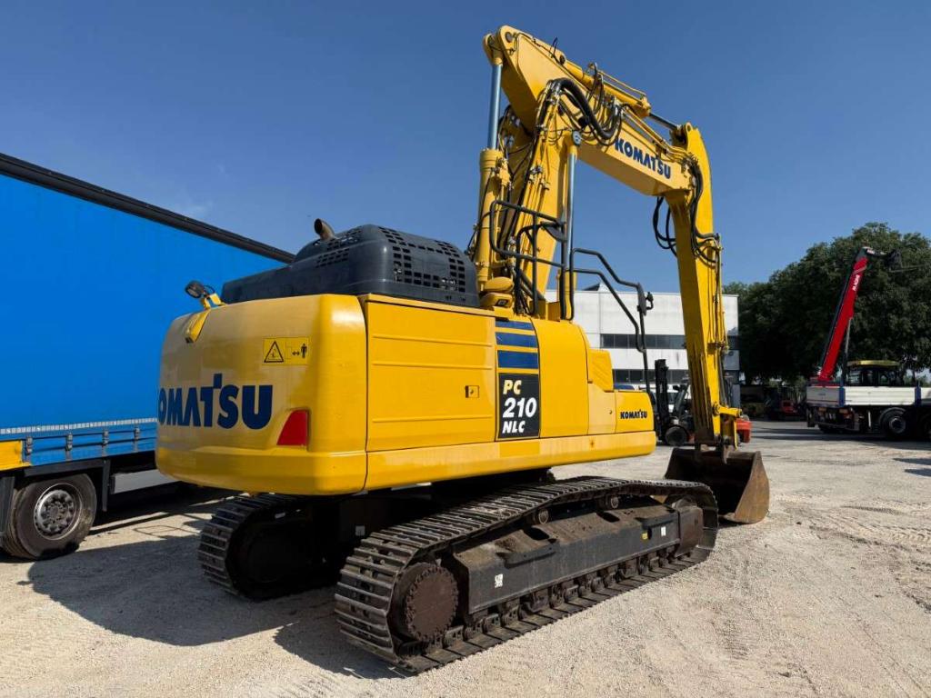 Komatsu PC210 Photo 4