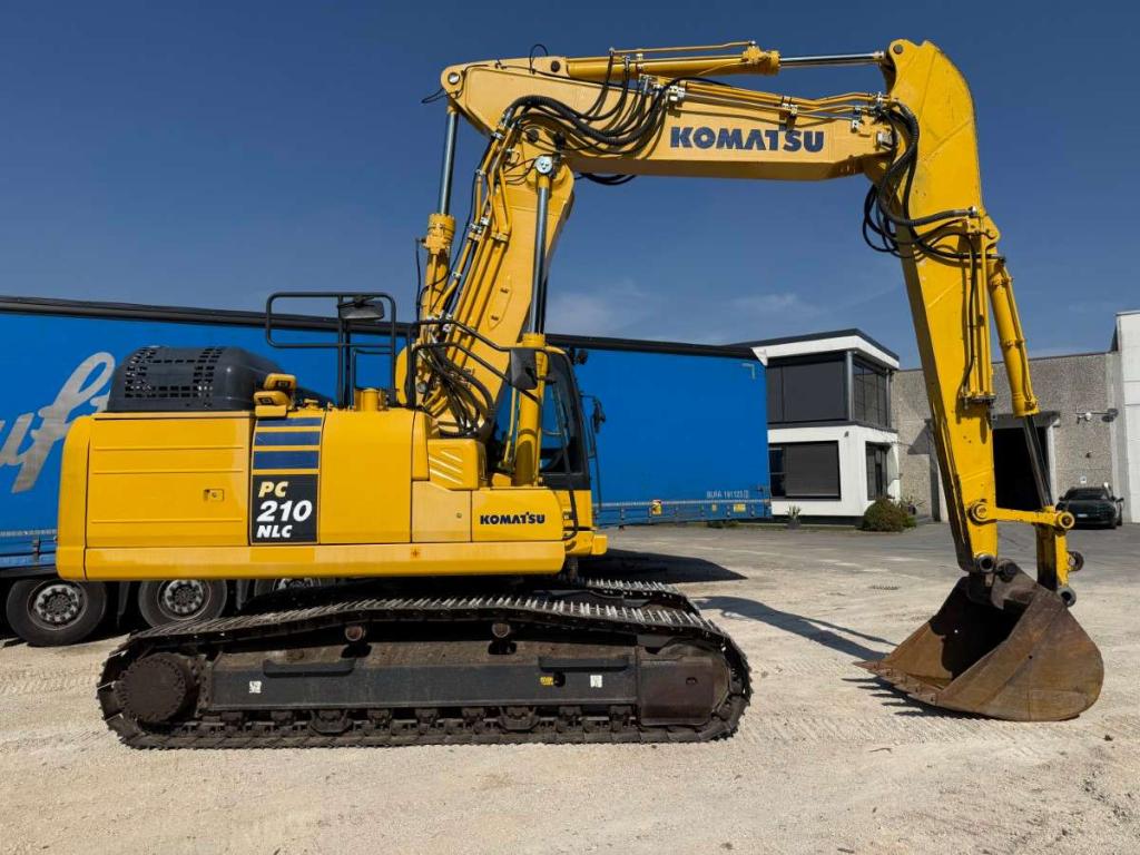 Komatsu PC210 Photo 5