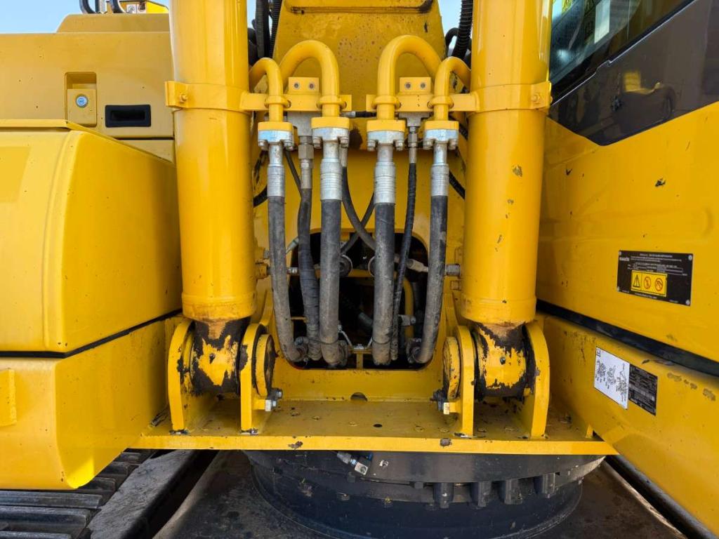 Komatsu PC210 Photo 9