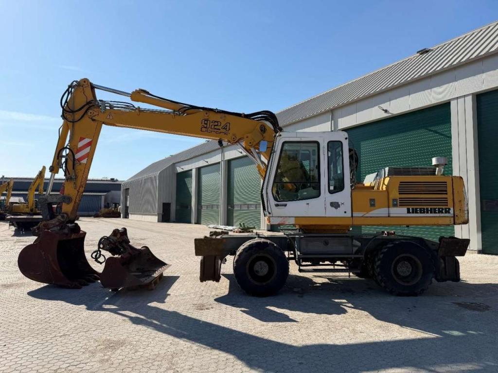 Liebherr A924B Litronic 2x bucket // AIRCON // Outriggers Photo 4