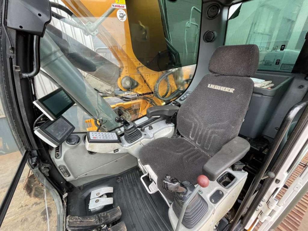 Liebherr R926LC Photo 11