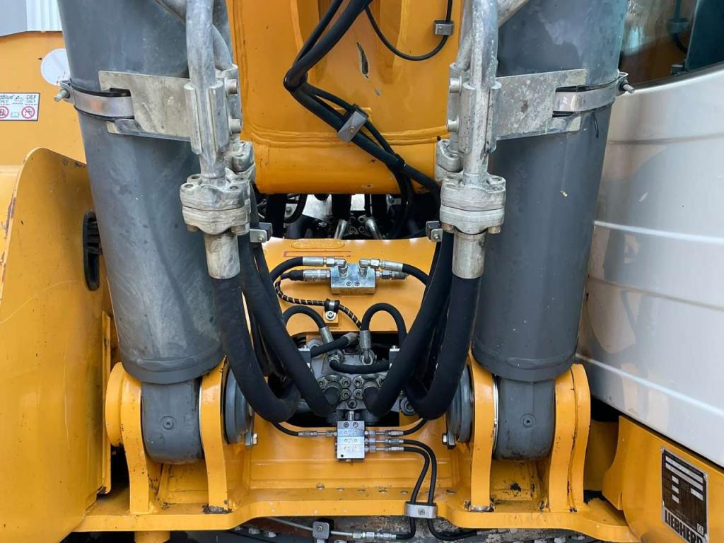 Liebherr R926LC Photo 9