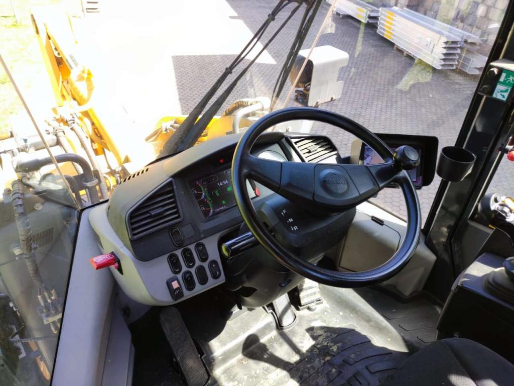 Komatsu WA270-8 Photo 5