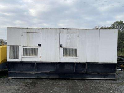 Caterpillar C 18 - 700 en vente par Machinery Resale