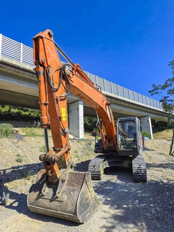 Hitachi Zaxis ZX240N-3 Photo 3
