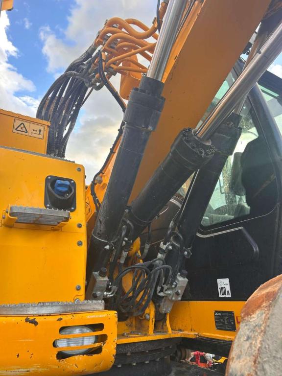 JCB JZ140 Photo 4