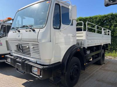 Mercedes-Benz 1017 4X4 ex army reconditioned white with crane en vente par Big Machinery
