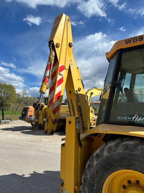 Komatsu WB97R Photo 7