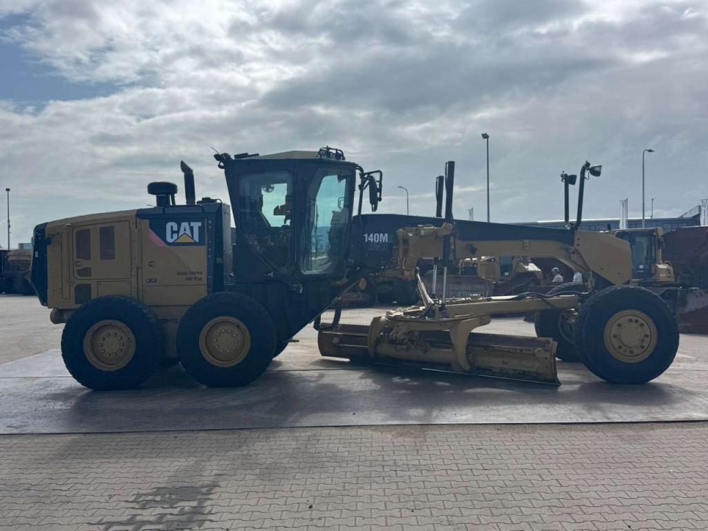 Caterpillar 140M2 AWD Photo 6