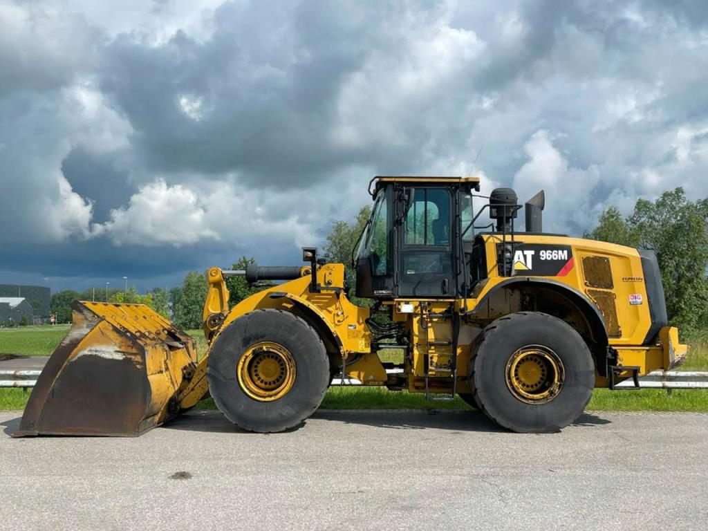 Caterpillar 966M Photo 1