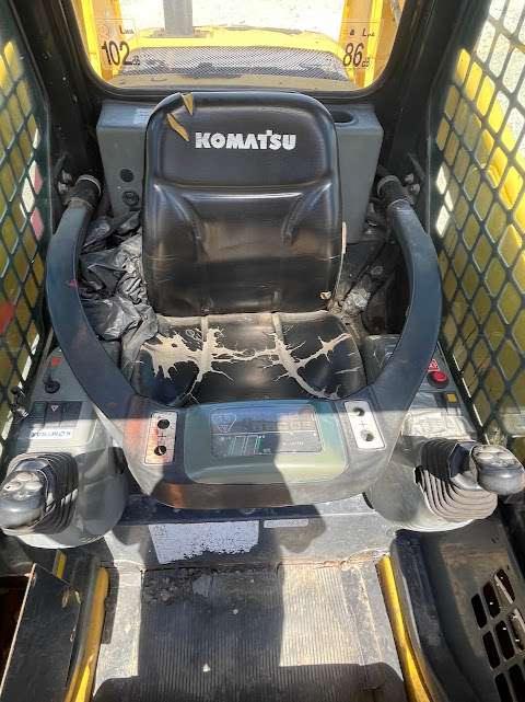 Komatsu SK1020 Photo 9