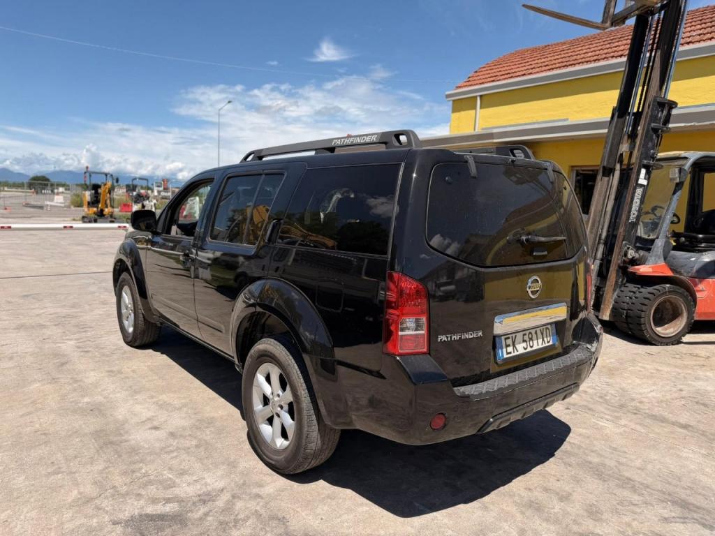 Nissan Pathfinder Photo 3