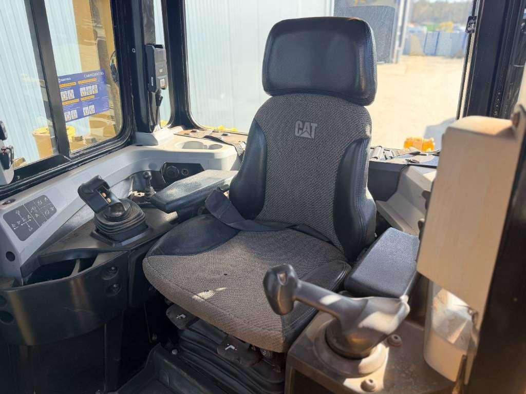 Caterpillar D6T XL Photo 15