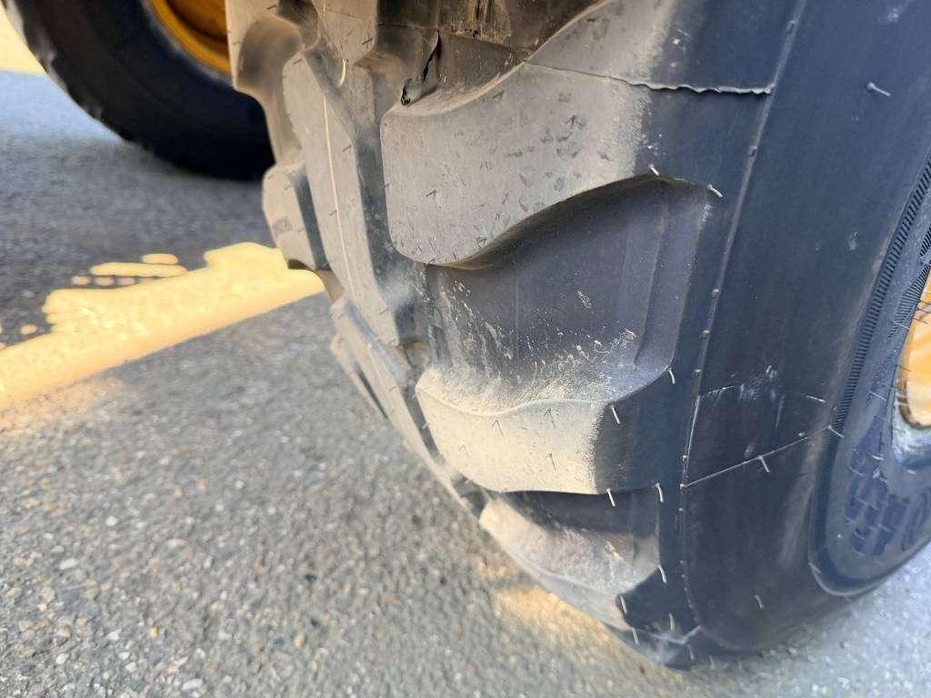 Caterpillar 908M | NEW TYRES Photo 19