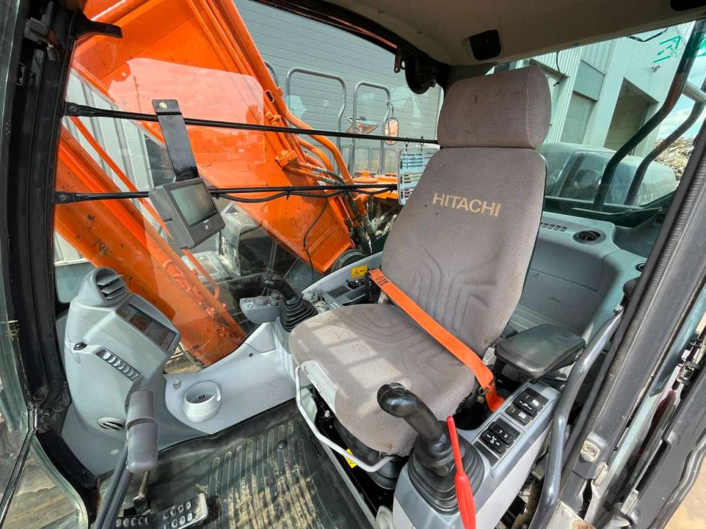 Hitachi ZX210LC-6 Photo 20