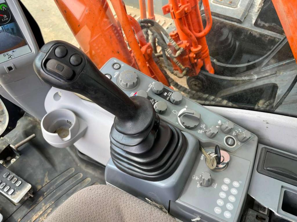 Hitachi ZX210LC-6 Photo 21