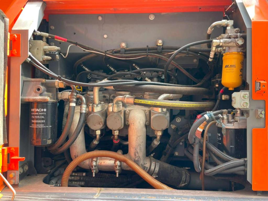 Hitachi ZX210LC-6 Photo 28