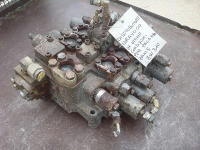 Distributeur hydraulique pour Hitachi ZW310 en vente par OLM 90 Srl