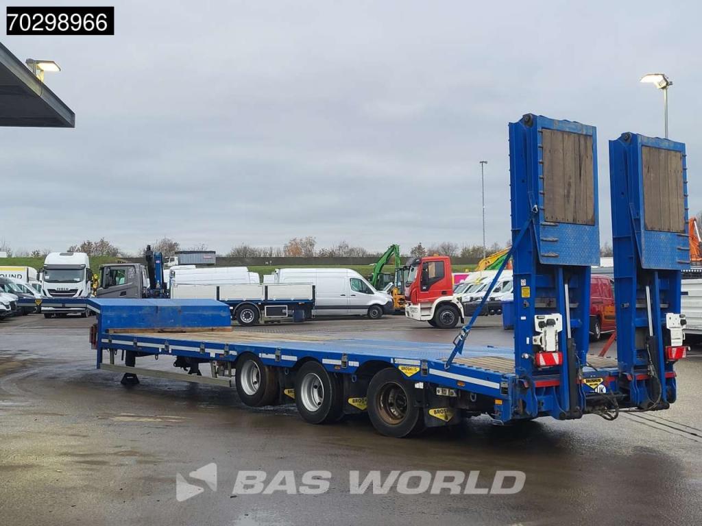 Broshuis 3ASD-18-30/0 Lift + Steering Axle Hydraulic Ramps Photo 3