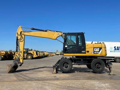 Caterpillar M313D VA - Outriggers + Blade en vente par Big Machinery