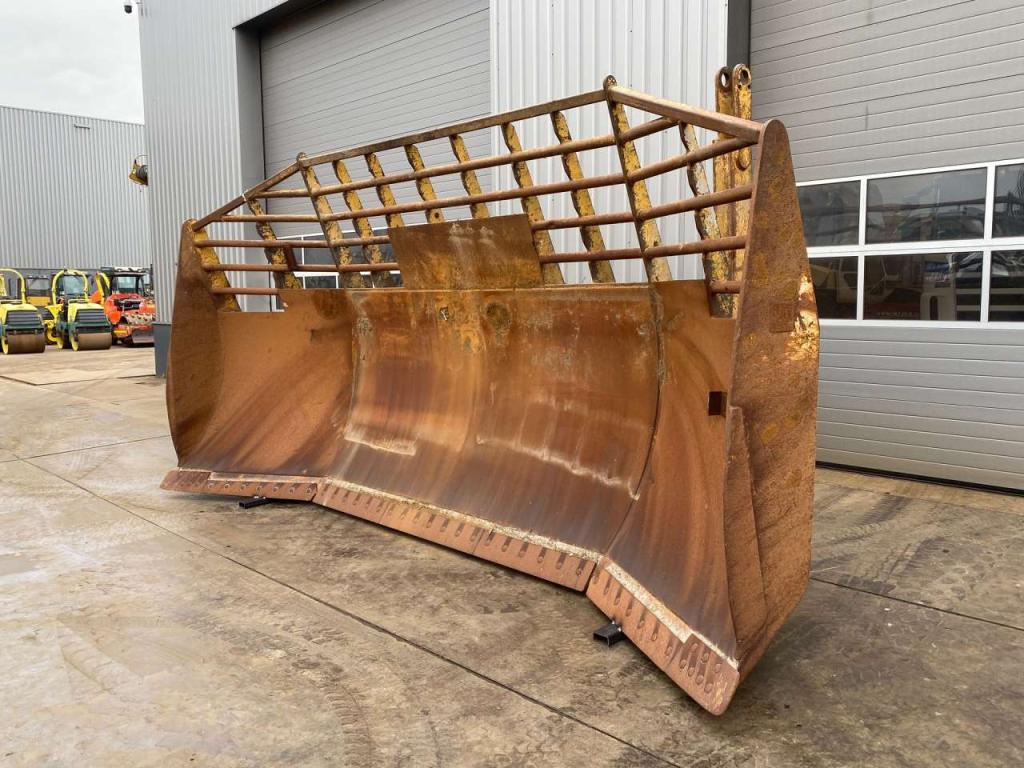 Caterpillar D9U Blade Photo 1