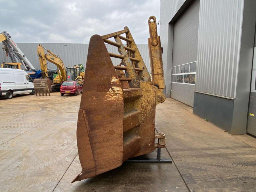 Caterpillar D9U Blade Photo 5