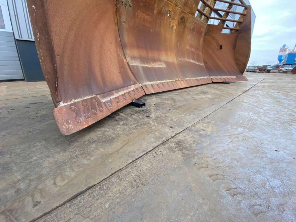 Caterpillar D9U Blade Photo 9
