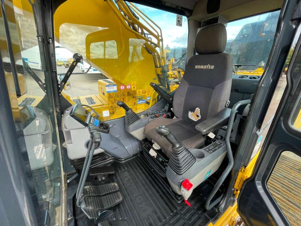 Komatsu PC490LC-11E0 Photo 21