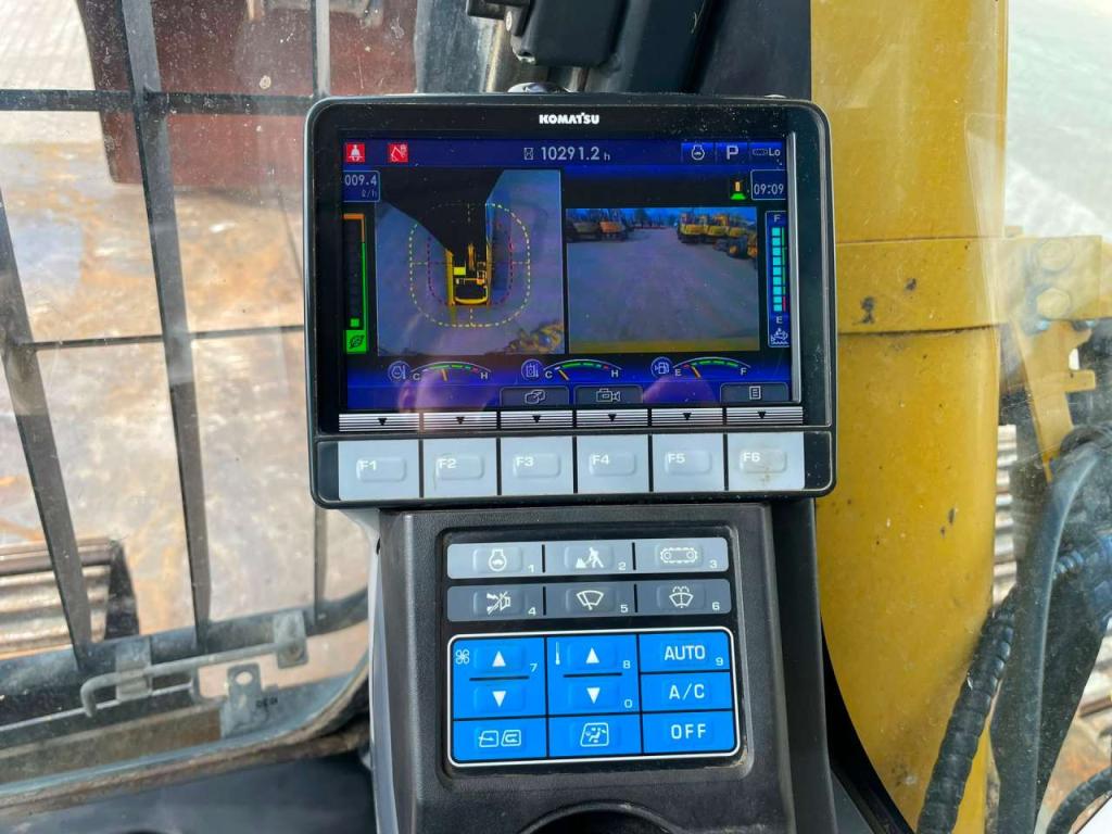 Komatsu PC490LC-11E0 Photo 22