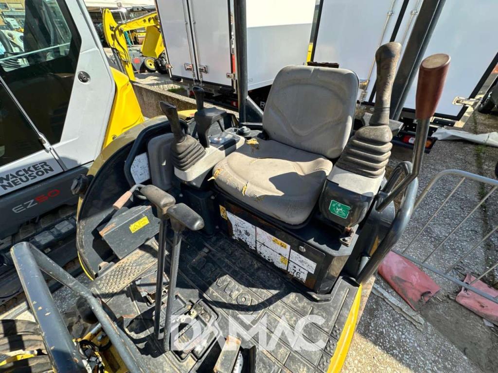 Komatsu PC26MR-3 Photo 6