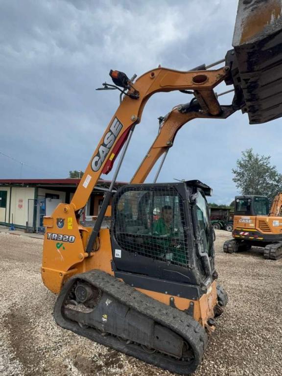Case TR320 Photo 6