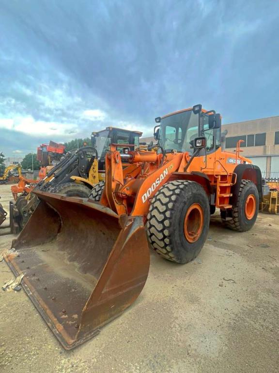 Doosan DL300 Photo 1