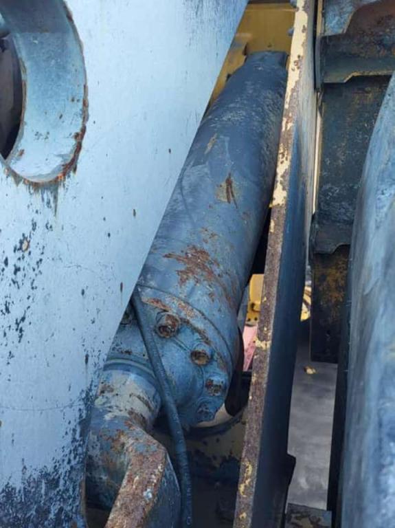 Volvo lift cylinder 17230574 for Volvo L180G, L180H Photo 2