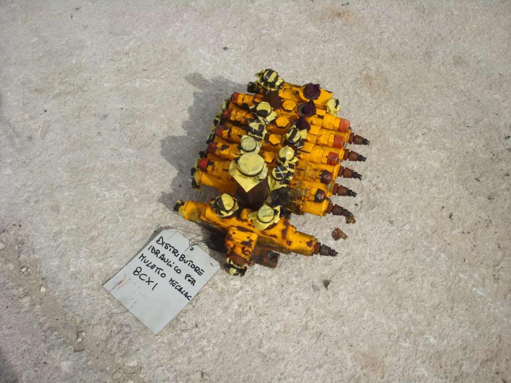Distributeur hydraulique pour per Muletto Mecalac 8CXI Photo 2