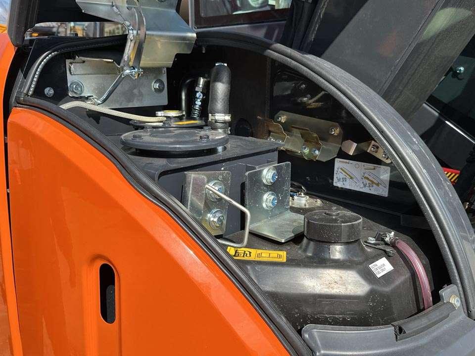 Hitachi ZX63U Photo 11