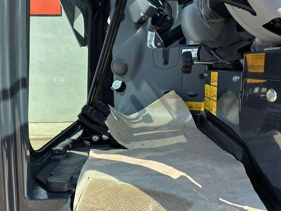 Hitachi ZX63U Photo 16