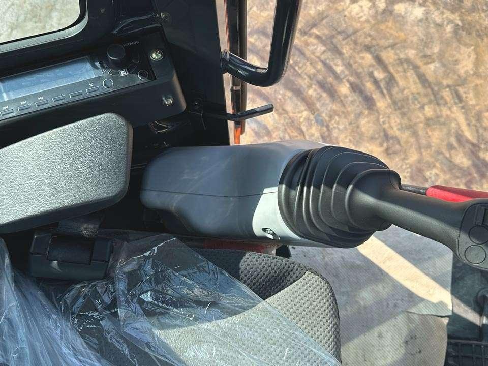 Hitachi ZX63U Photo 19