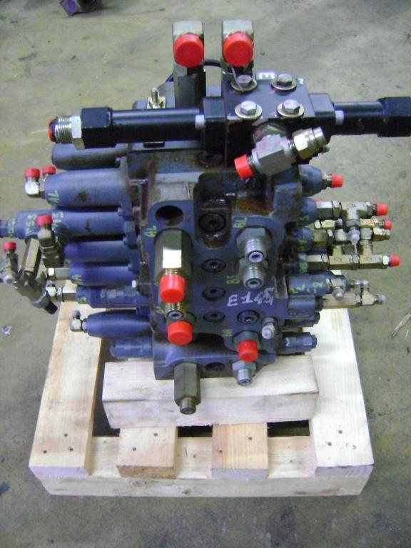 Distributeur hydraulique pour New Holland E 145 Photo 2