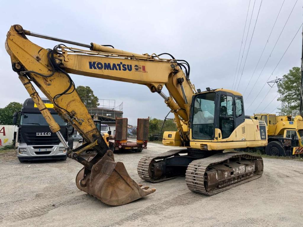 Komatsu PC230 Photo 2