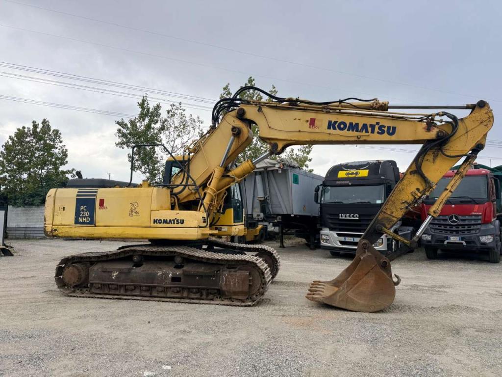 Komatsu PC230 Photo 3