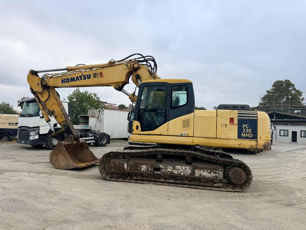 Komatsu PC230 Photo 4