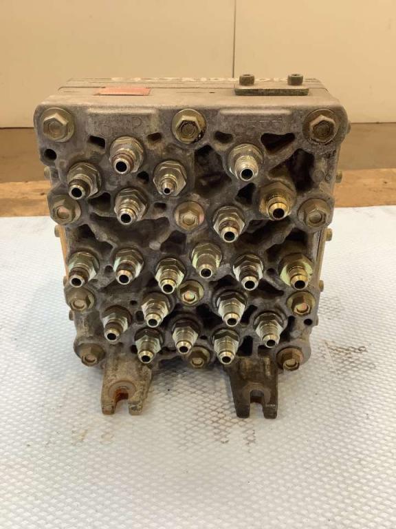 Répartiteur hydraulique principal pour Hitachi ZX135US Photo 1