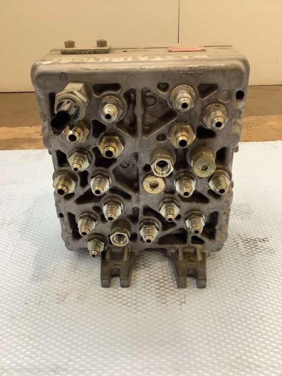 Répartiteur hydraulique principal pour Hitachi ZX135US Photo 2